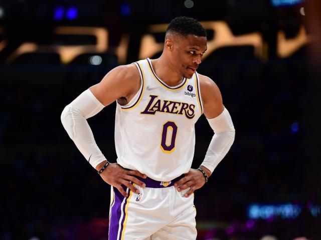 雷竞技官网-相信换帅能助韦少融入？湖人正在凝望深渊